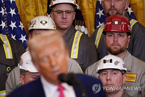 에너지 분야 행정명령 서명식에 참가한 미 석탄 노동자들[로이터=연합뉴스 자료사진]